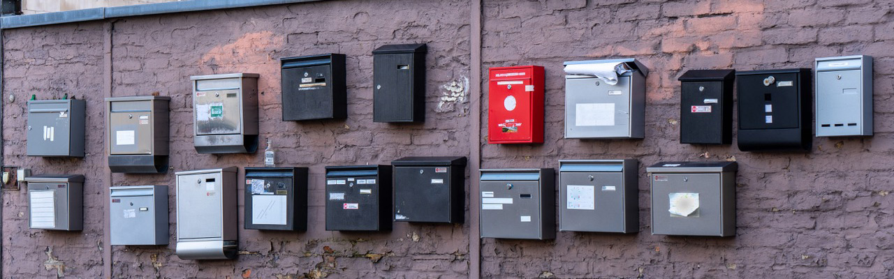 Eine Wand mit vielen Briefkästen